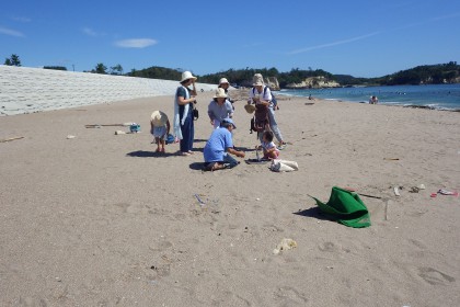 菖蒲田浜でのマイクロプラスチック採取